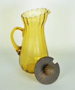Schenkkan Spaans met houten dop - amberkleurig glas