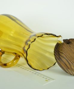 Schenkkan Spaans met houten dop - amberkleurig glas