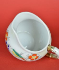 Schenkkan met vogel en parelmoerglazuur - porselein