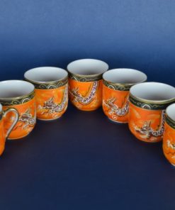 Kop en schotels oranje met witte draak - eierschaalporselein met geisha - set van 7