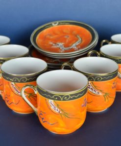 Kop en schotels oranje met witte draak - eierschaalporselein met geisha - set van 7