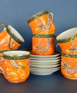 Kop en schotels oranje met witte draak - eierschaalporselein met geisha - set van 7