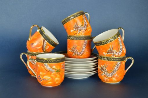 Kop en schotels oranje met witte draak - eierschaalporselein met geisha - set van 7