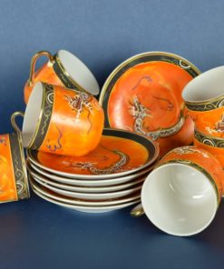 Kop en schotels oranje met witte draak - eierschaalporselein met geisha - set van 7