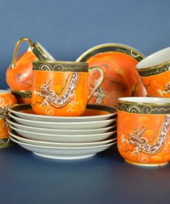 Kop en schotels oranje met witte draak - eierschaalporselein met geisha - set van 7