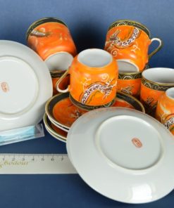 Kop en schotels oranje met witte draak - eierschaalporselein met geisha - set van 7