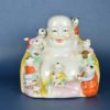 Lachende Boeddha met 7 kinderen en gele mantel - porselein