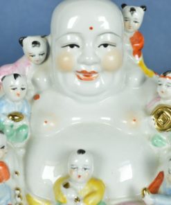 Lachende Boeddha met 7 kinderen en gele mantel - porselein