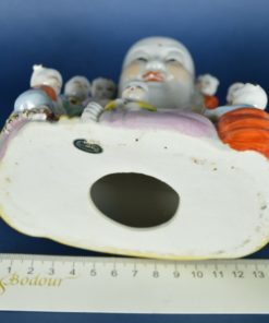 Lachende Boeddha met 7 kinderen en gele mantel - porselein