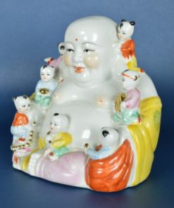 Lachende Boeddha met 7 kinderen en gele mantel - porselein
