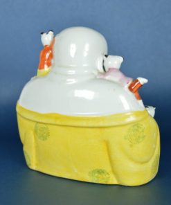 Lachende Boeddha met 7 kinderen en gele mantel - porselein