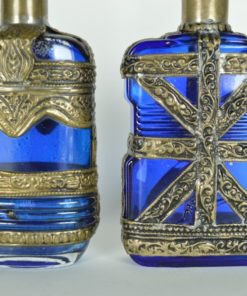 Spaanse azuurblauwe flessen - glas en koper