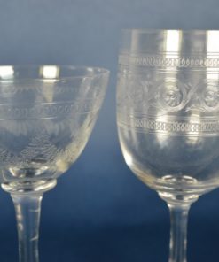 Twee gegraveerde portglazen - glas en kristal