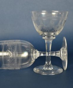 Twee gegraveerde portglazen - glas en kristal