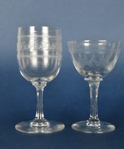 Twee gegraveerde portglazen - glas en kristal