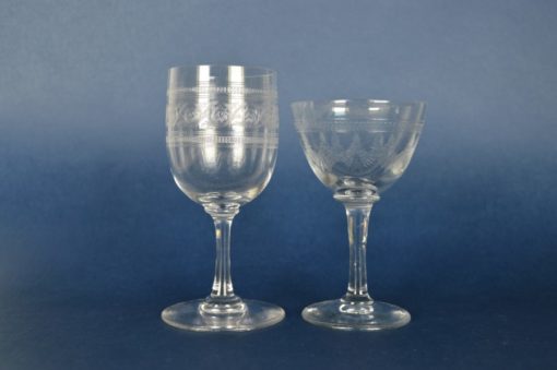Twee gegraveerde portglazen - glas en kristal