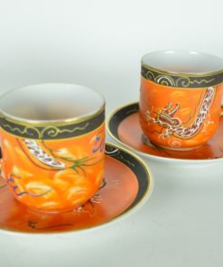 Kop en schotels oranje met witte draak - eierschaalporselein met geisha - set van 7