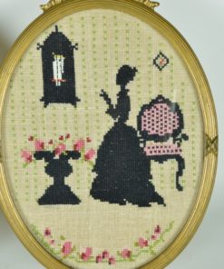 Borduurwerk klassieke silhouetten in ovale houten lijst met strik - antiek