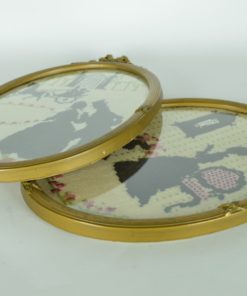 Borduurwerk klassieke silhouetten in ovale houten lijst met strik - antiek