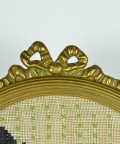 Borduurwerk klassieke silhouetten in ovale houten lijst met strik - antiek