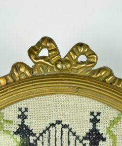 Borduurwerk klassieke silhouetten in ovale houten lijst met strik - antiek