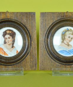 Schilderij miniatuur portret vrouw, Limoges porselein in houten lijst
