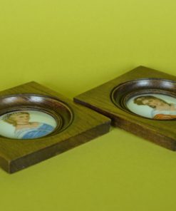 Schilderij miniatuur portret vrouw, Limoges porselein in houten lijst