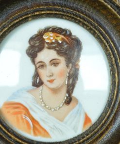 Schilderij miniatuur portret vrouw, Limoges porselein in houten lijst
