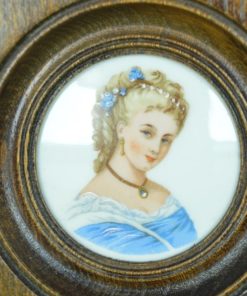 Schilderij miniatuur portret vrouw, Limoges porselein in houten lijst