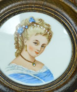 Schilderij miniatuur portret vrouw, Limoges porselein in houten lijst