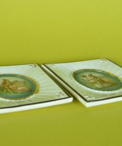 Romantische tafereel op porselein antiek - set van 2