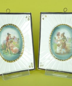 Romantische tafereel op porselein antiek - set van 2