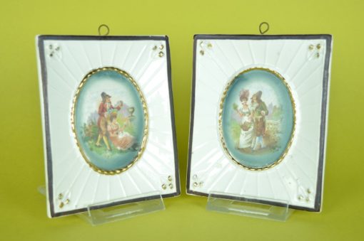 Romantische tafereel op porselein antiek - set van 2