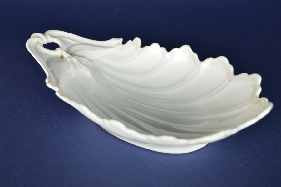 Schaaltje bladpatroon in reliëf - wit porselein