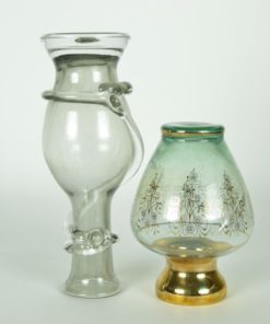 Twee vaasjes turquoise en grijs glas met glazen lint en gouden accenten