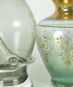 Twee vaasjes turquoise en grijs glas met glazen lint en gouden accenten