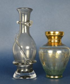 Twee vaasjes turquoise en grijs glas met glazen lint en gouden accenten