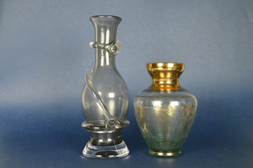 Twee vaasjes turquoise en grijs glas met glazen lint en gouden accenten