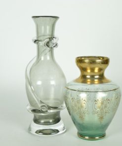 Twee vaasjes turquoise en grijs glas met glazen lint en gouden accenten