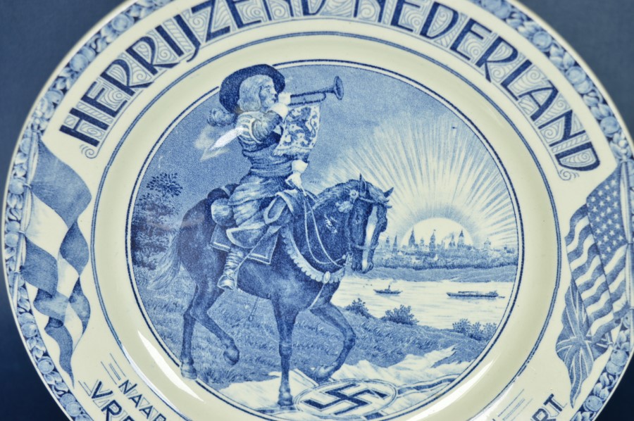 Wandbord Herrijzend Nederland Vrede en Welvaart - Société Céramique Maastricht - keramiek