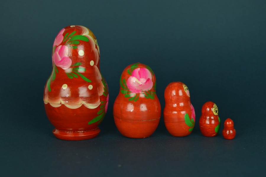 Matroesjka rood met roze rozen - hout