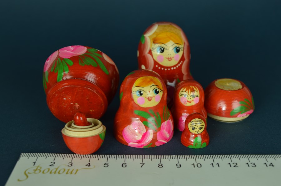 Matroesjka rood met roze rozen - hout