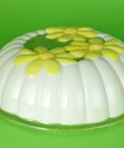 Puddingvorm met gele margrieten - wit aardewerk