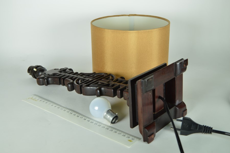 Tafellamp met Chinese symbolen - Mahoniehout