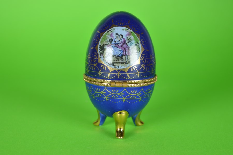 Blauw ei op drie gouden voetjes - porselein Potschappel Dresden