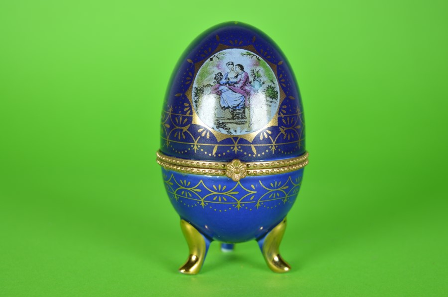 Blauw ei op drie gouden voetjes - porselein Potschappel Dresden