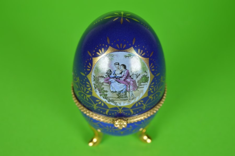 Blauw ei op drie gouden voetjes - porselein Potschappel Dresden