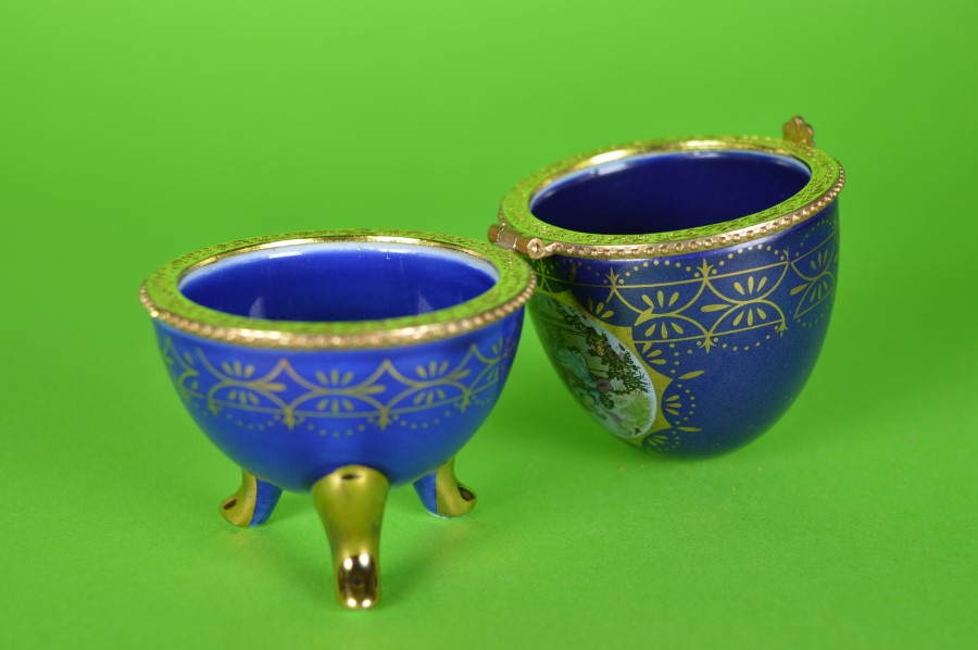 Blauw ei op drie gouden voetjes - porselein Potschappel Dresden