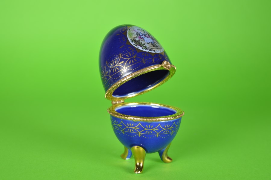 Blauw ei op drie gouden voetjes - porselein Potschappel Dresden