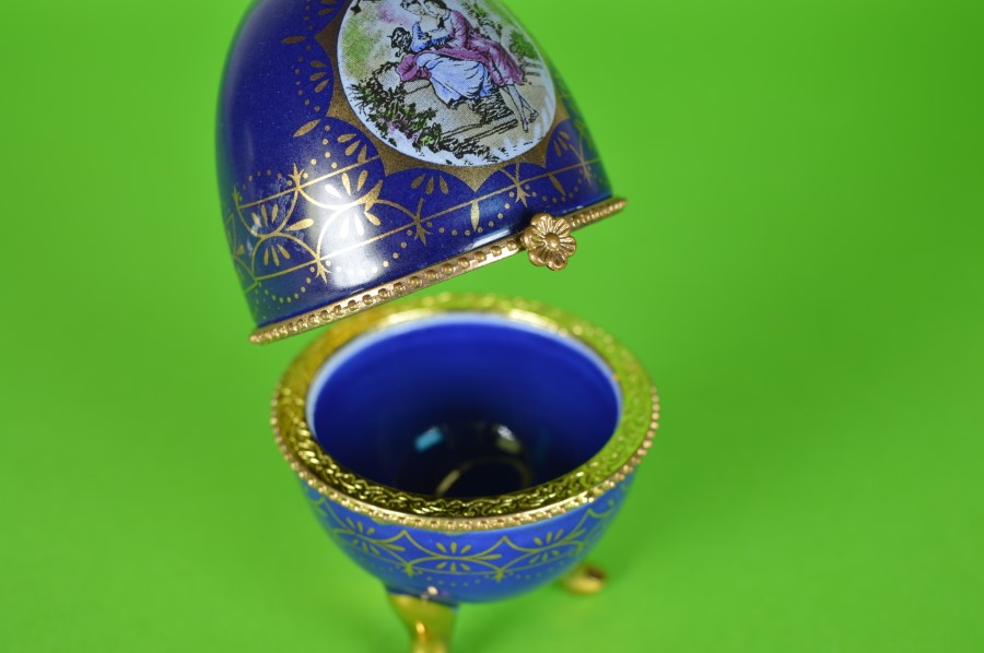 Blauw ei op drie gouden voetjes - porselein Potschappel Dresden